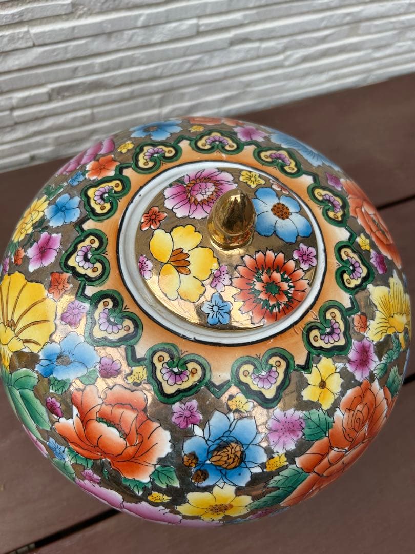 九谷焼き花柄装飾の陶器の丸型壺　アンティーク　レトロ　昭和時代に使われていたもの