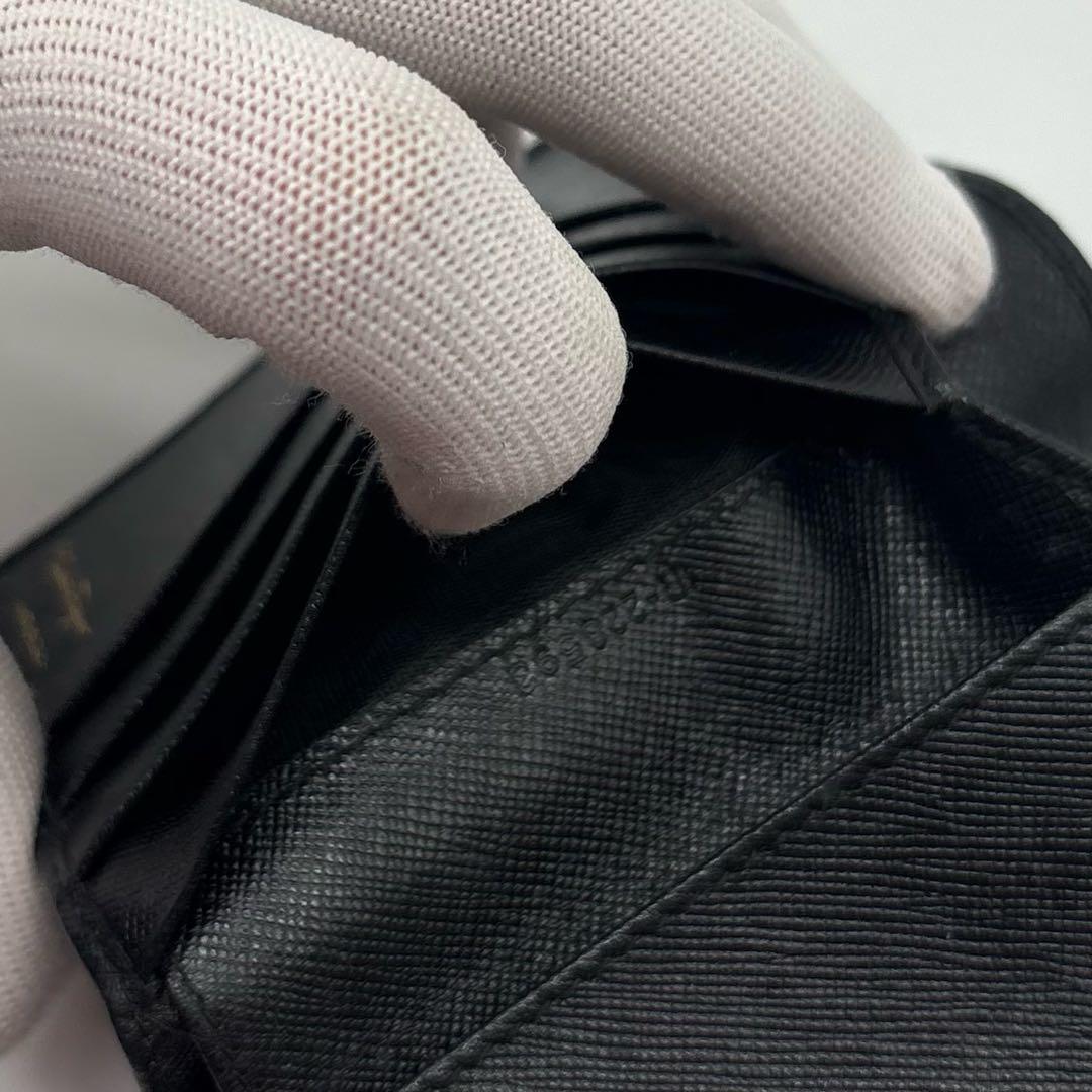 【極美品】 Ferragamo レザー 二つ折り財布 ガンチーニ ブラック 黒