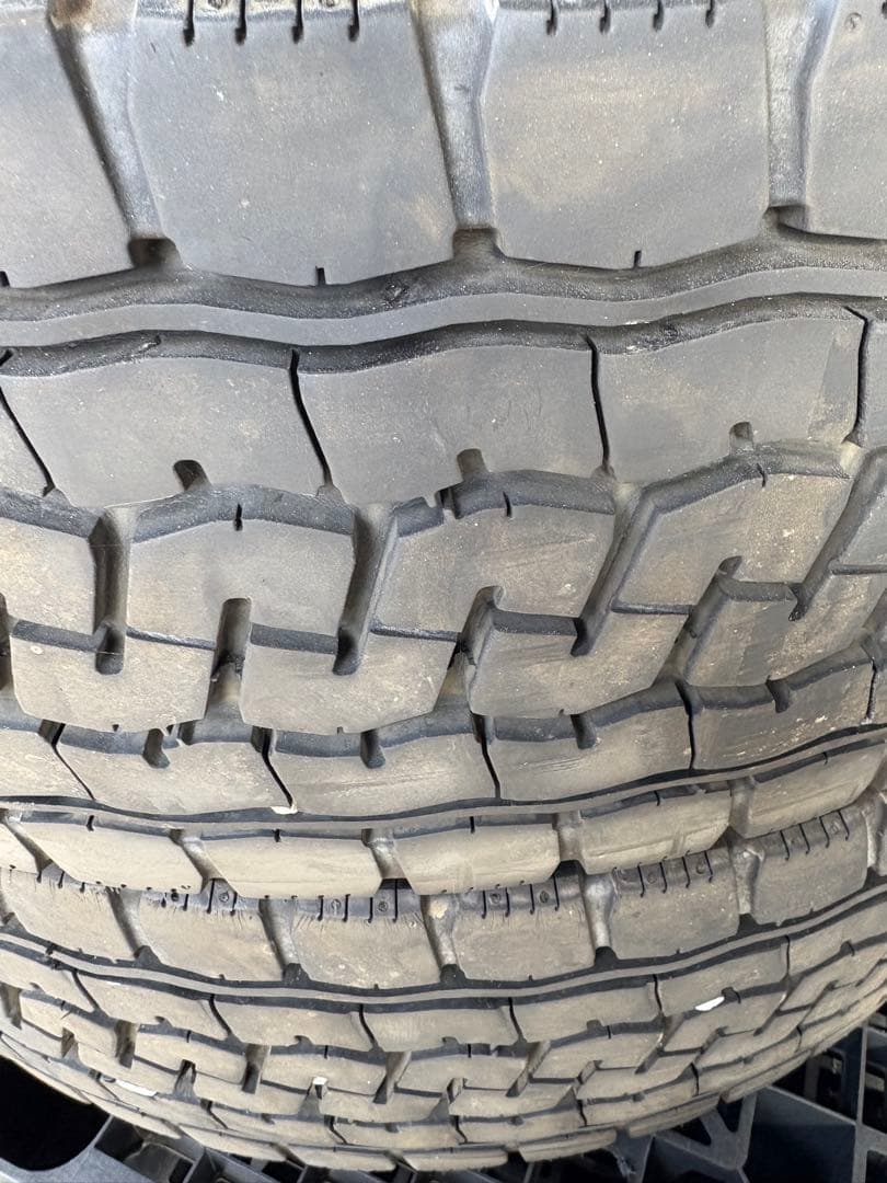 山あり！大型トラック22.5×15本 スタッドレス、MIXタイヤ、再生タイヤ